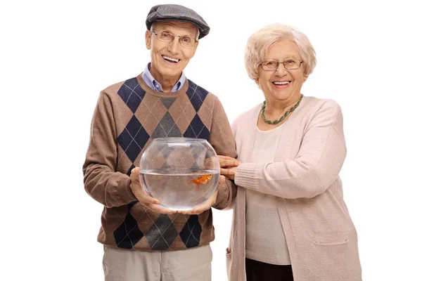 Alegre pareja madura con un pez de colores en un tazón — Foto de Stock