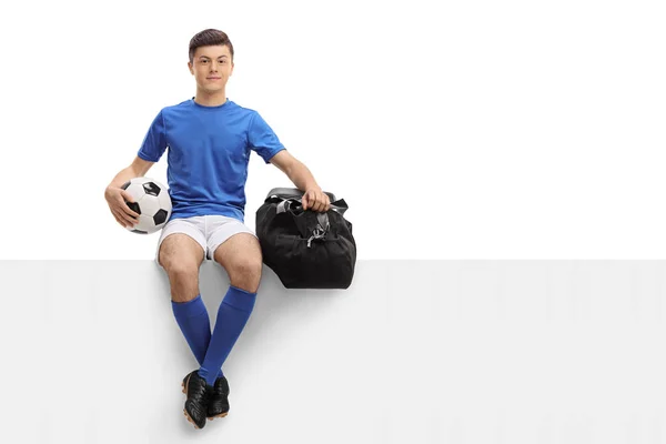 Tiener voetbalspeler met voetbal en tas — Stockfoto
