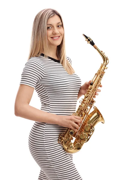 Mladá žena v šatech s saxofon — Stock fotografie