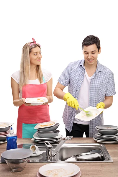 Pareja feliz lavando los platos juntos —  Fotos de Stock