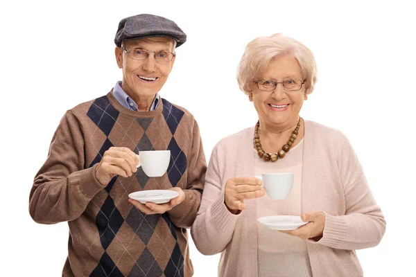 Seniors avec des tasses regardant la caméra et souriant — Photo