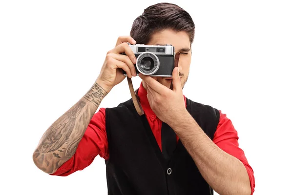 Tatuato uomo con una fotocamera retrò — Foto Stock