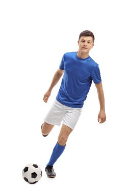 Bir futbol topu tekmeleme genç futbolcu