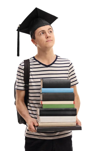Adolescente estudiante con un sombrero de graduación soñando despierto — Foto de Stock