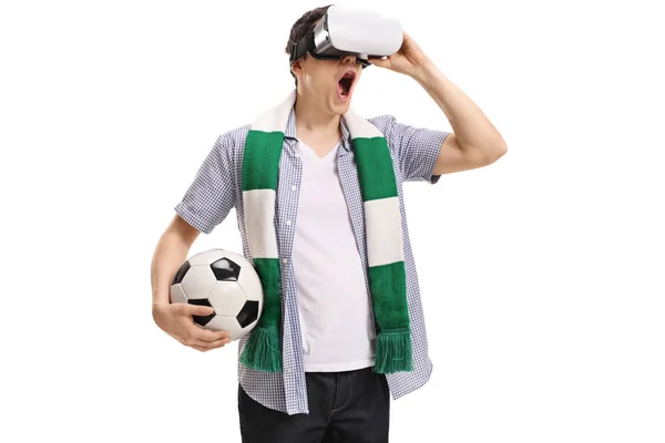 Emocionado fanático del fútbol usando un auricular VR — Foto de Stock