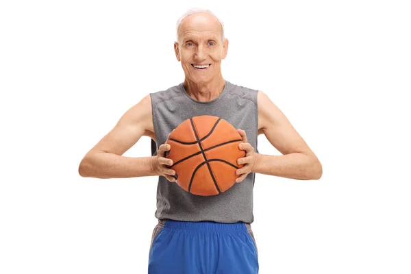 Senior med en basketboll tittar på kameran och leende — Stockfoto