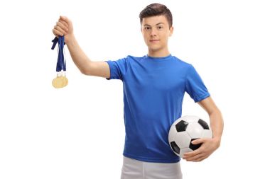 Genç futbolcu ile altın madalya ve bir futbol