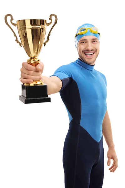 Glückliche Schwimmerin zeigt Goldtrophäe — Stockfoto