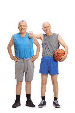 İki yaşlı erkek spor giyim
