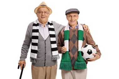 Kameraya bakarak olgun futbol taraftarları