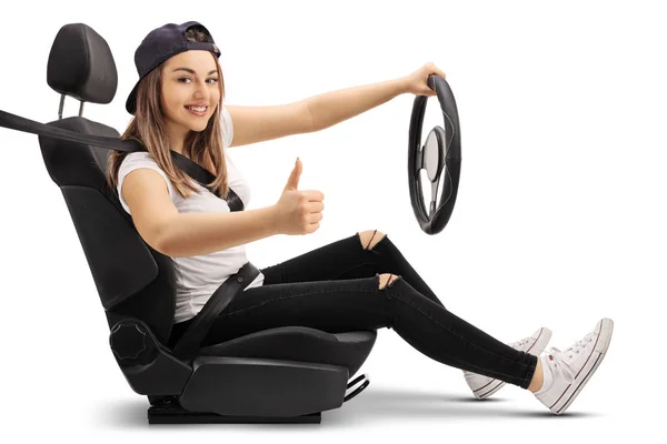 Chica en asiento de coche haciendo el pulgar hacia arriba signo — Foto de Stock