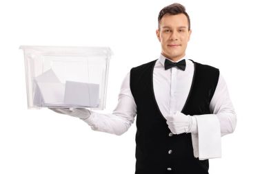 Oy ile dolu bir oy sandığı tutan Butler