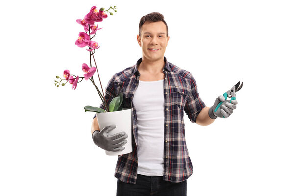 Садовник с орхидеями и садовыми ножницами
