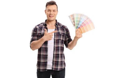 Bir renk örneğini tutarak ve işaret eden adam