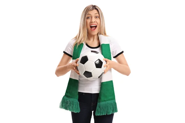 Fan de football féminin avec une écharpe et le football acclamations — Photo