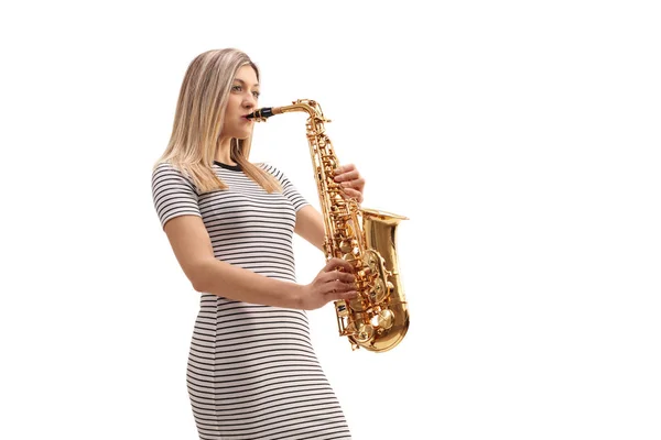 Młoda kobieta gra na saksofonie — Zdjęcie stockowe