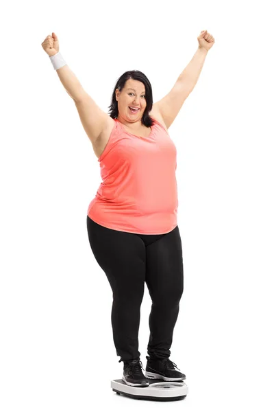 Mujer de pie en una escala de peso y haciendo gestos de felicidad — Foto de Stock