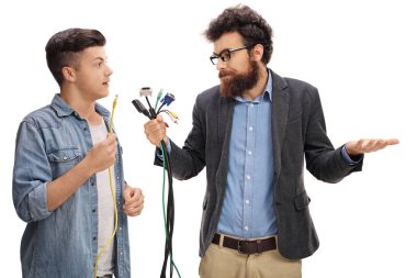 Elektronik konektörlerle karışık babasına yardım oğlu