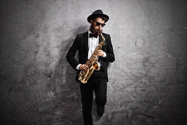 Musicien de jazz jouant du saxophone — Photo