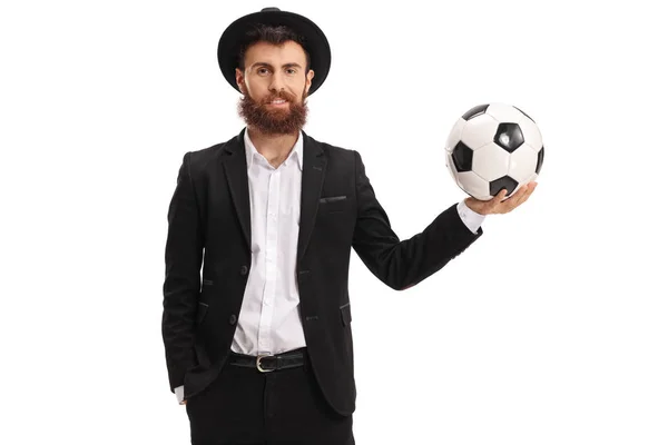 Bărbat cu barbă cu o pălărie ţinând un fotbal — Fotografie, imagine de stoc