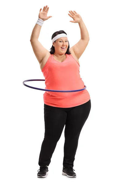 Mulher com excesso de peso se exercitando com um arco de hula — Fotografia de Stock