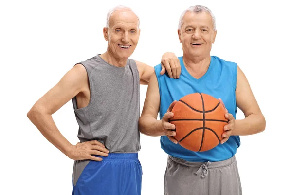 Dos hombres mayores en ropa deportiva con una pelota de baloncesto —  Fotos de Stock