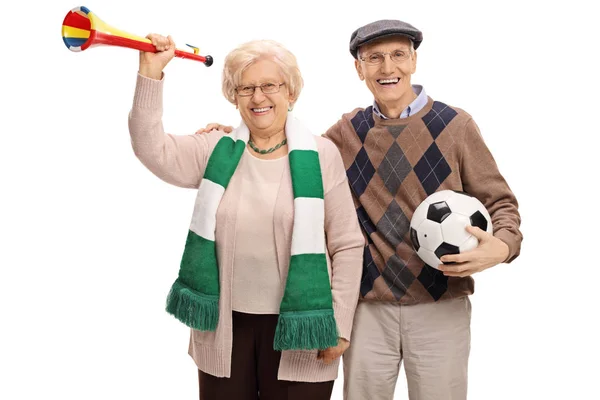 Пожилые футбольные фанаты с трубой и футболом — стоковое фото