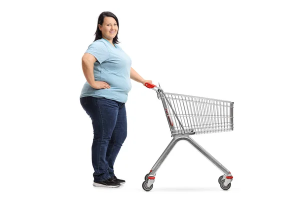 Mujer con sobrepeso con un carrito de compras vacío — Foto de Stock