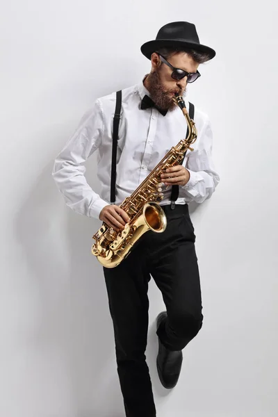 Джазовий музикант грає на саксофоні — стокове фото