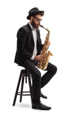 Jazz müzisyeni saksafon çalıyor. 