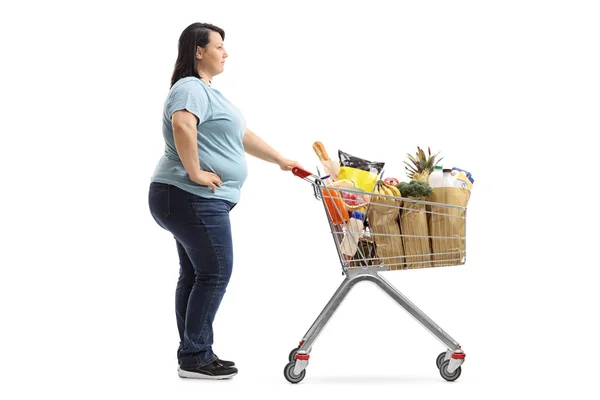 Mujer con sobrepeso con un carrito de compras —  Fotos de Stock