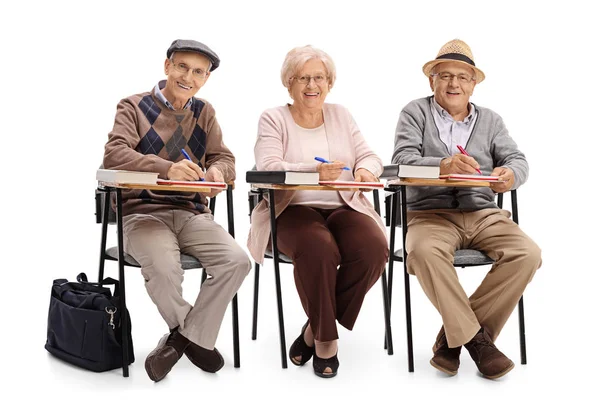 Seniorer i skolan stolar anteckningar — Stockfoto