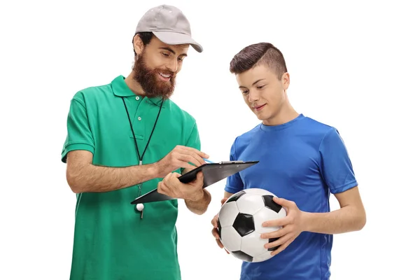 Treinador de futebol aconselhando um jogador adolescente — Fotografia de Stock