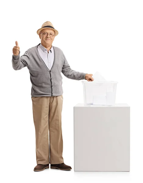 Человек голосует и делает большой жест вверх — стоковое фото