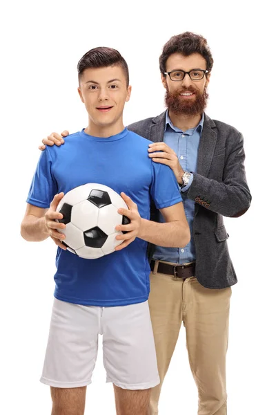 Tiener voetballer, poserend met zijn vader — Stockfoto