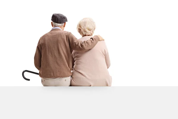 Senior paar zitten op paneel — Stockfoto