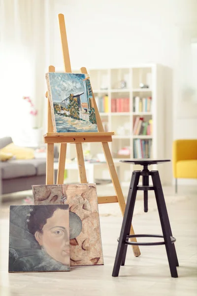 Sandalye, tablolar ve bir tuval — Stok fotoğraf