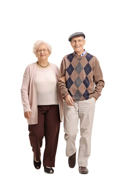 Bejaarde echtpaar lopen naar de camera — Stockfoto