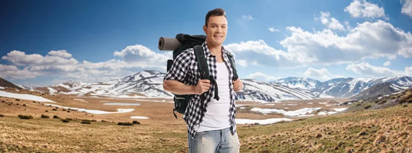 Турист на свежем воздухе с заснеженной горой — стоковое фото