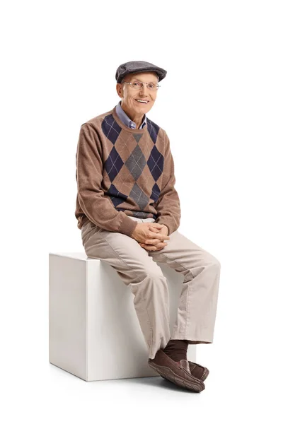 Homem idoso sentado em um cubo — Fotografia de Stock