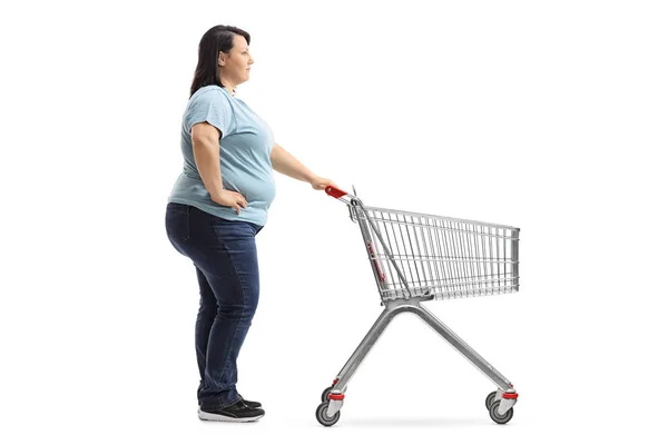 Mujer con sobrepeso con carrito de compras vacío —  Fotos de Stock