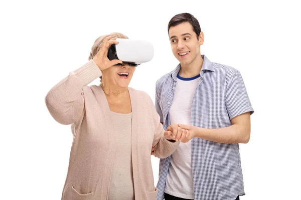 Sonson visar mormor Hur man använder ett Vr-headset — Stockfoto