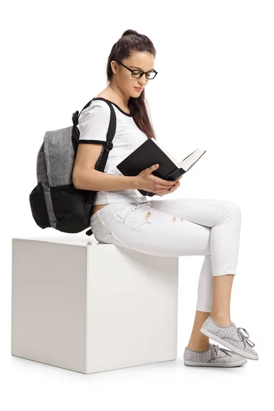 Mujer adolescente estudiante leyendo un libro — Foto de Stock