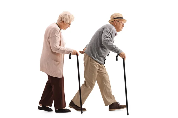 Ηλικιωμένος άνδρας και μια ηλικιωμένη γυναίκα με το περπάτημα καλάμια — Φωτογραφία Αρχείου