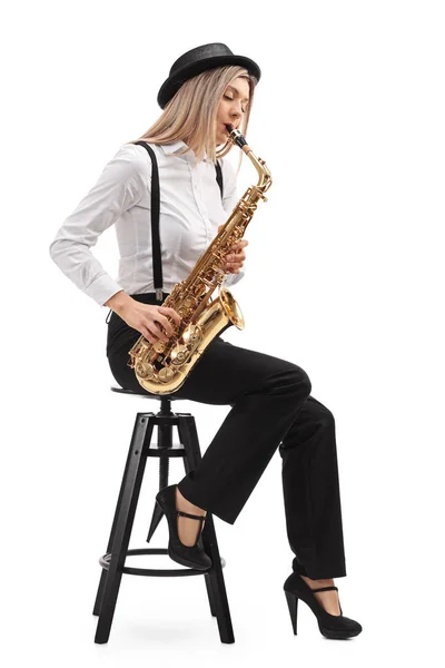 Женщина-джазовый музыкант играет на саксофоне — стоковое фото