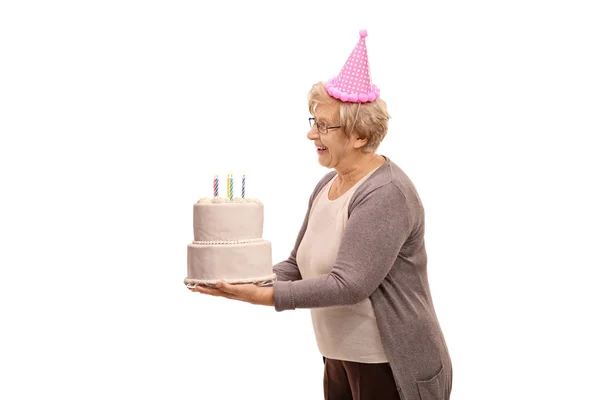 Зрелая женщина держит торт на день рождения — стоковое фото