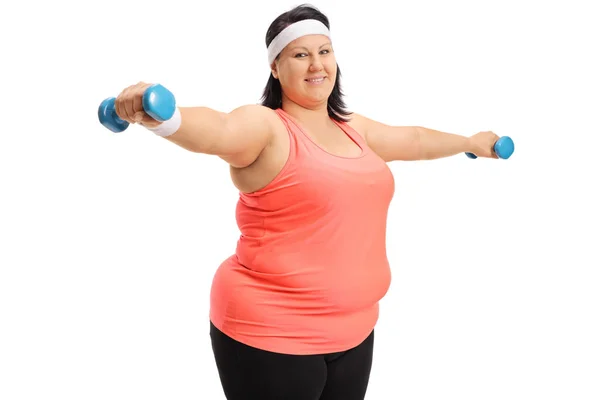 Mulher com excesso de peso levantando halteres — Fotografia de Stock