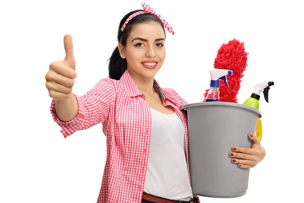 Mujer con productos de limpieza haciendo un signo de pulgar hacia arriba — Foto de Stock