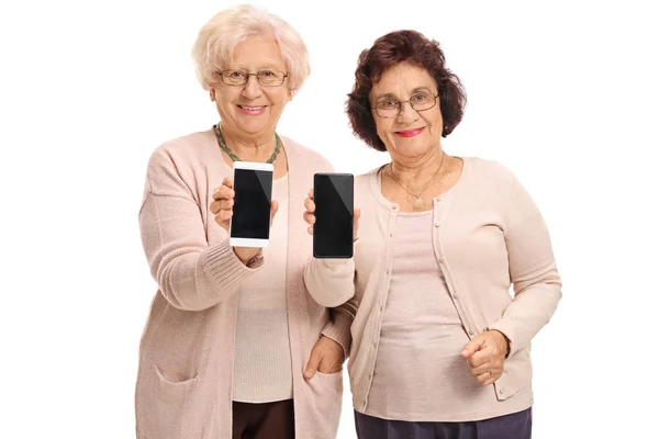 Donne mature che mostrano i telefoni alla fotocamera — Foto Stock