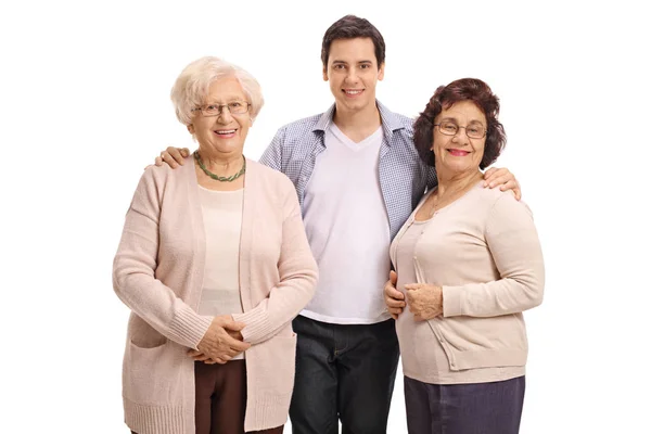 Νεαρός άνδρας με δύο ηλικιωμένες γυναίκες — Φωτογραφία Αρχείου